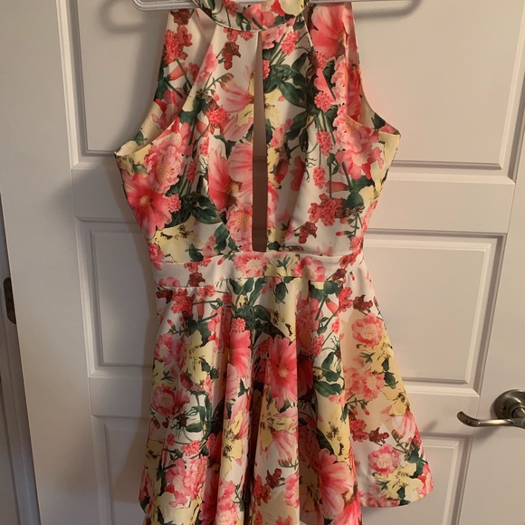 Flower Dress with low front cut and exposed back - Picture 2 of 2